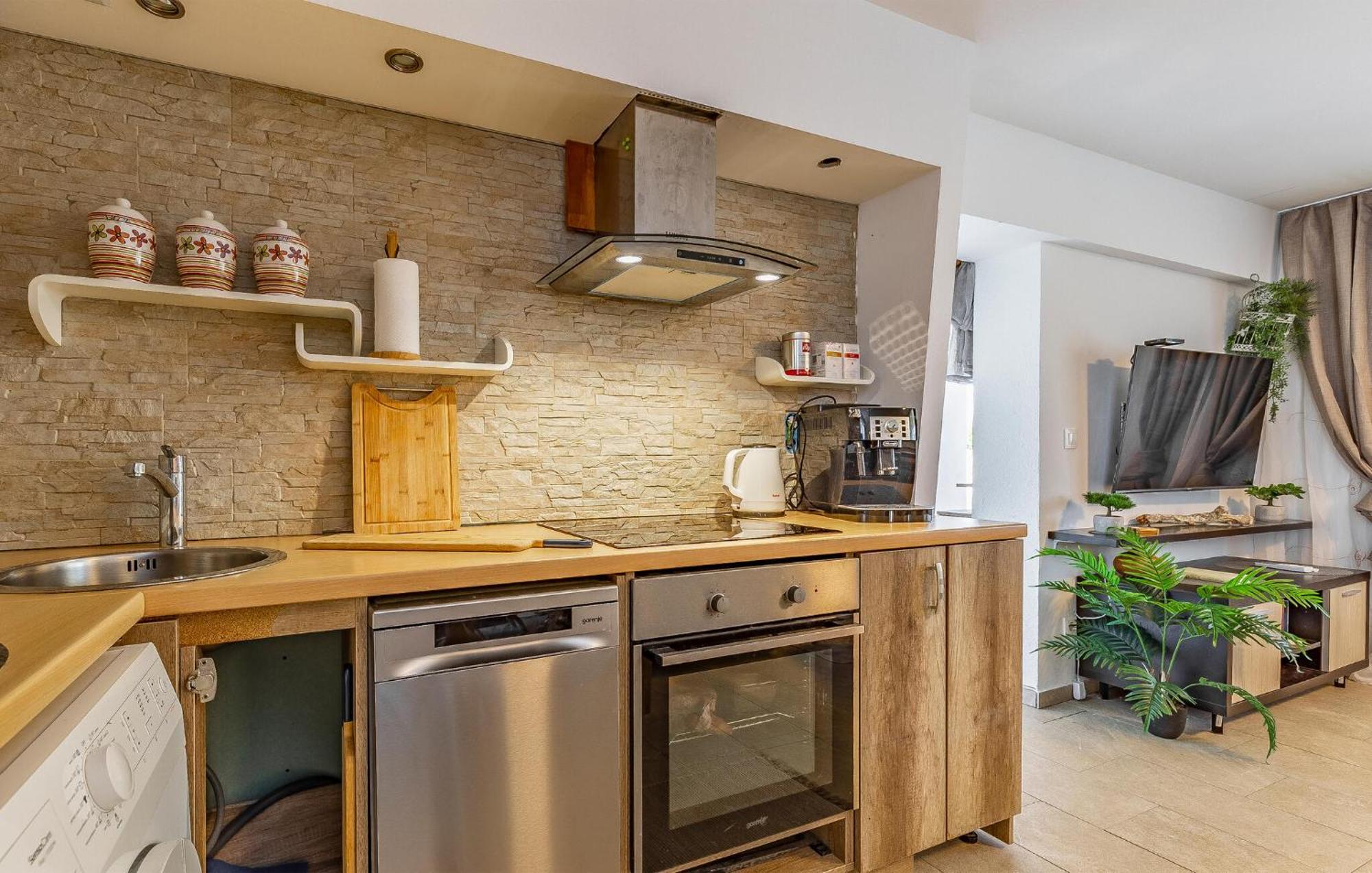 Beautiful In Skatari With Kitchen