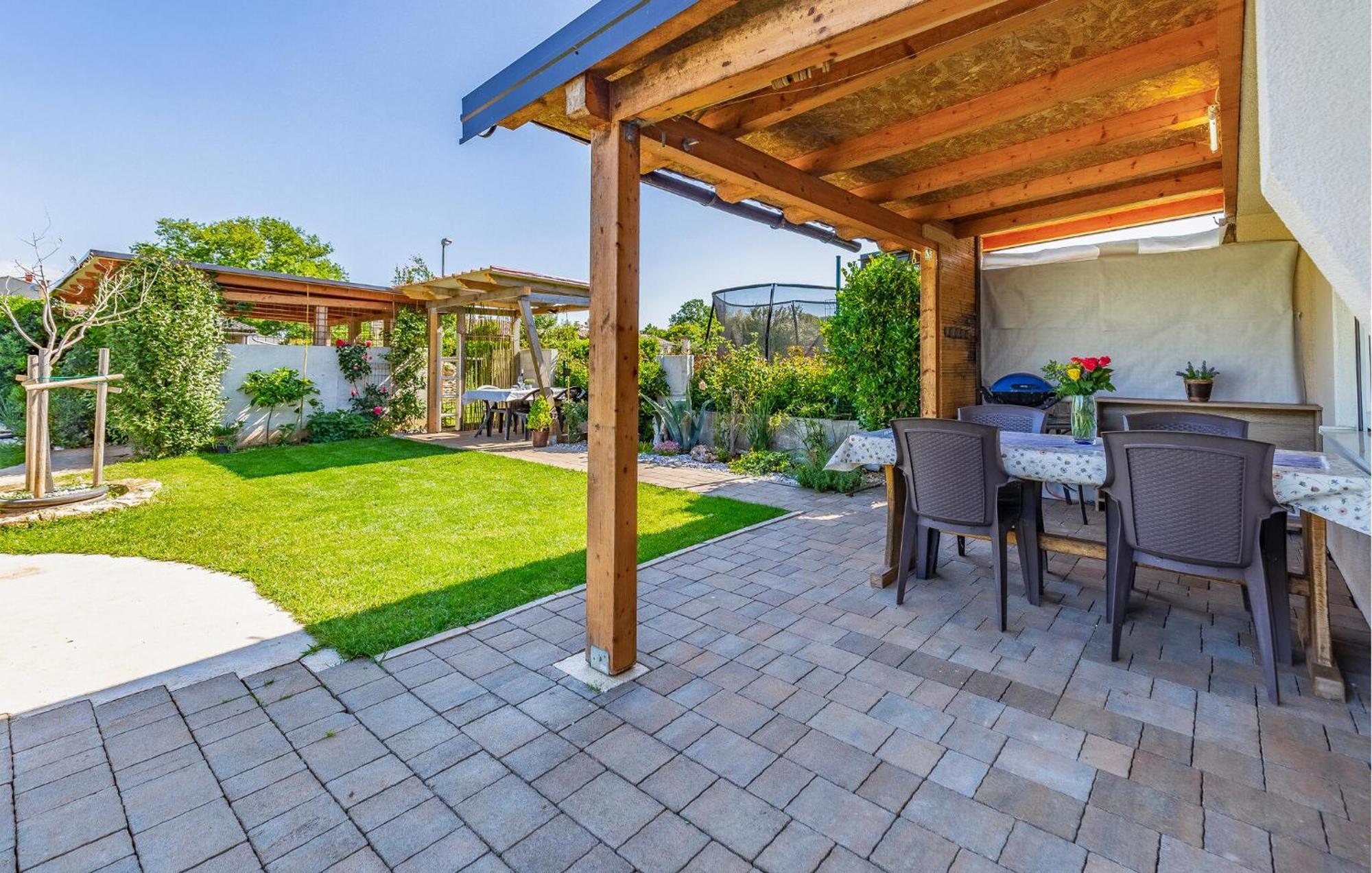 Beautiful In Skatari With Kitchen Holiday home Pula